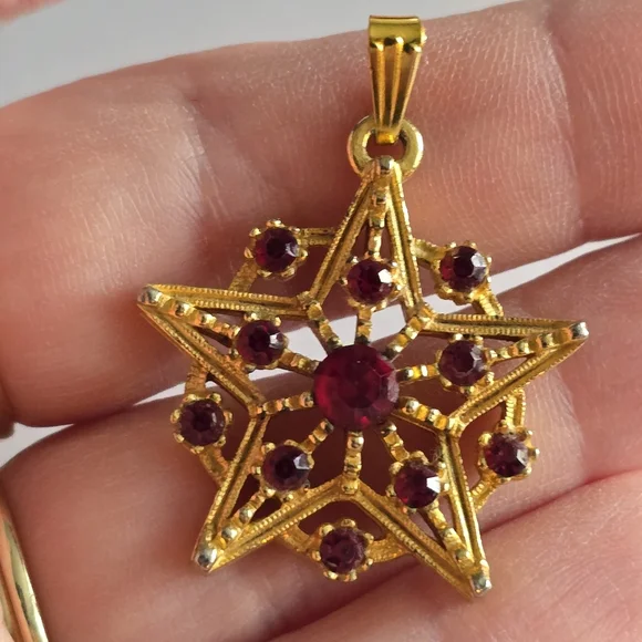 Vintage star pendant charm red rhinestones gold tone celestial - Picture 5 of 12